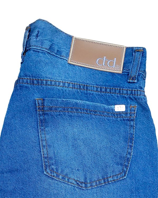 Shorts Jeans Azul Claro Barra Desfiada Feminino - Imagem 5